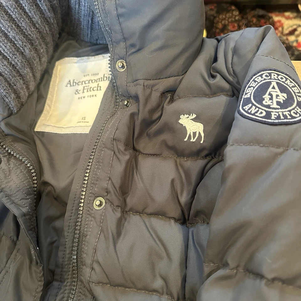 Chaqueta acolchada Abercrombie & Fitch para mujer XS USADA EN EXCELENTE ESTADO Abrigo de invierno Y2K Plumón Pluma Foto 2 de 4