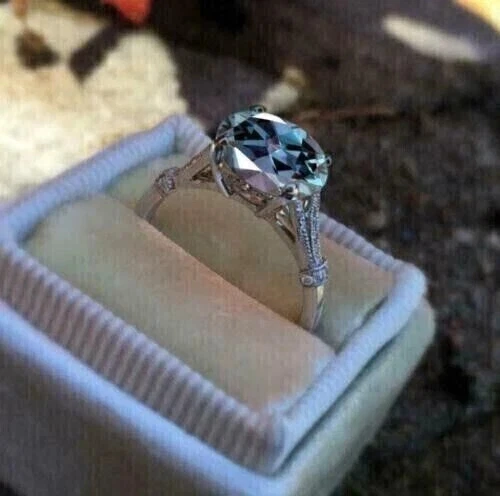 Anillo de compromiso para mujer con acabado de oro blanco de 14 quilates de alejandrita ovalado de 2,8 quilates creado en laboratorio Foto 3 de 4