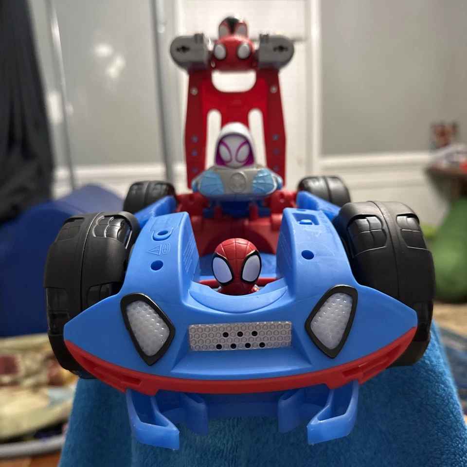 Spidey & His Amazing Friends Deluxe Feature Team Spidey Flip N Attack Foto 2 de 4