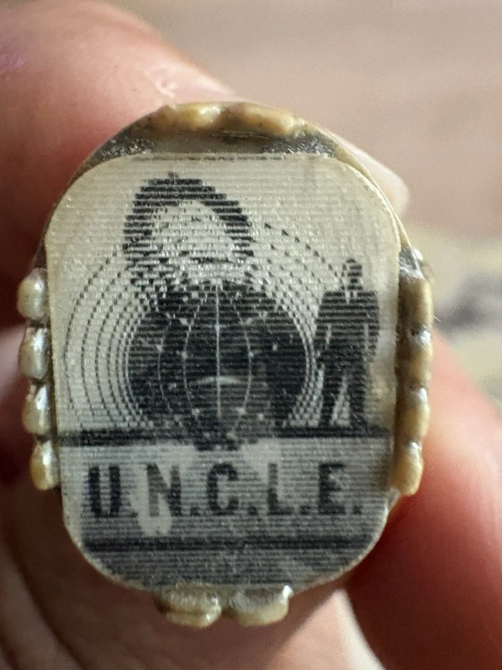 Anillo parpadeante vintage HOMBRE FROM TÍO años 60 lenticular Gumball encanto expendedor Foto 2 de 4