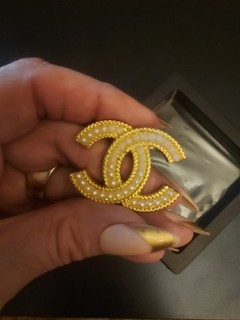 Broche prendedor de perlas de imitación con logotipo CC de Chanel