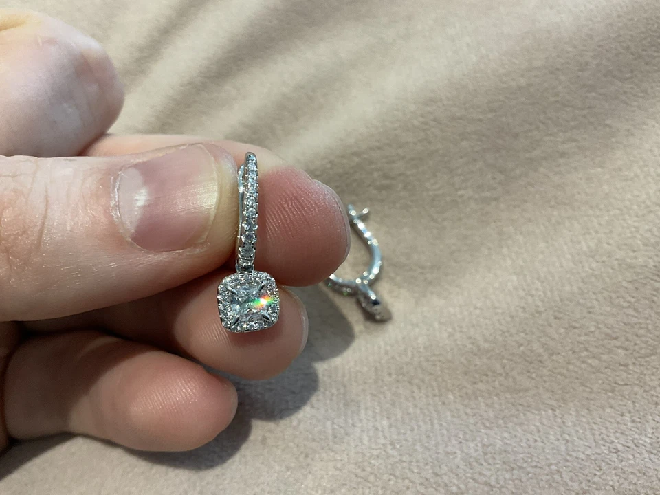 Pendientes colgantes de corte princesa de diamantes creados en laboratorio de 1,51 quilates enchapados en platino 925 Foto 3 de 4