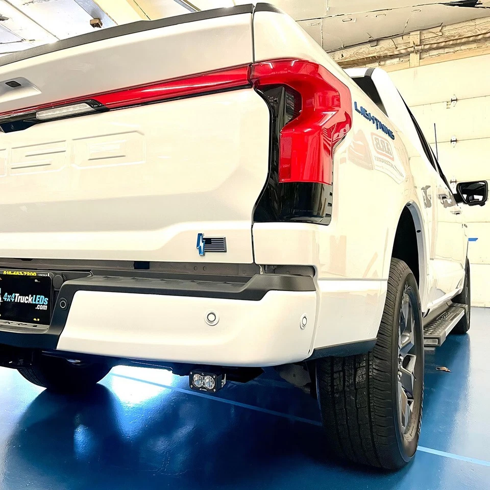 Insignia de bandera Lightning 2022+ puerta trasera Ford Lightning NL3Z-9942528-AB Foto 4 de 4