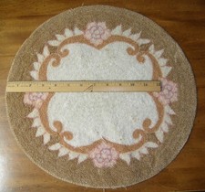 3226:: Round hooked parlor lamp doily, 1870-1910s Victorian Era, ~15" round