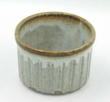 VINTAGE HANDMADE STONEWARE MULTI-SPECKLED POTTERY RIBBED CASSEROLE BOWL DISH