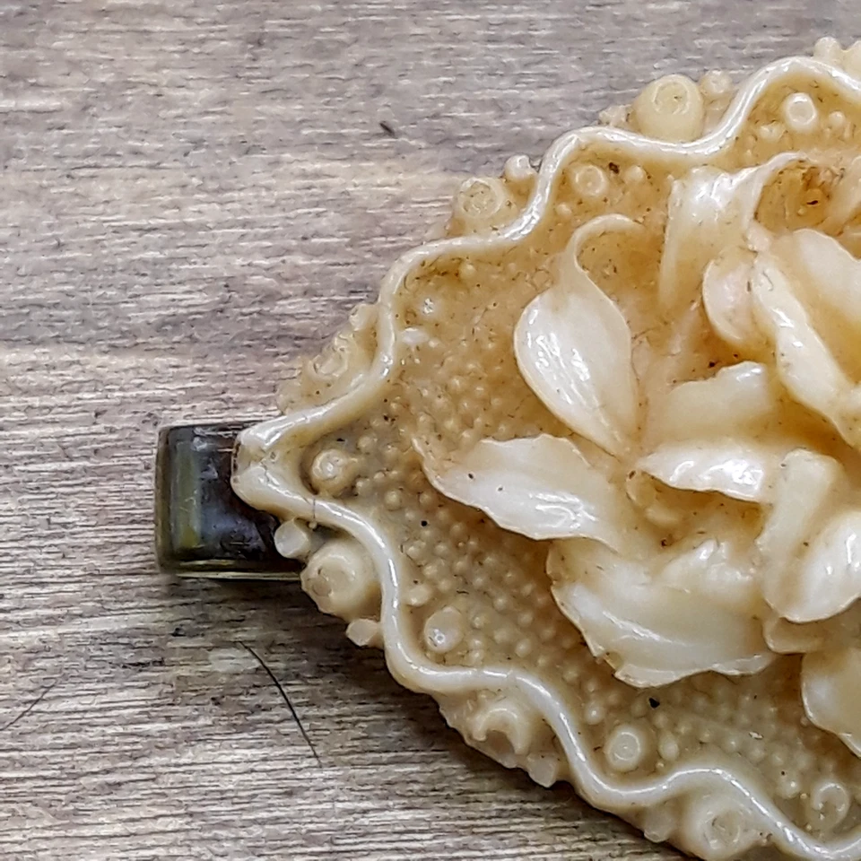 Pinza/barra floral de celuloide tallada vintage 2" Foto 2 de 4