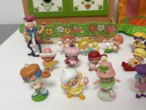 Huge Vtg Lot Strawberry Shortcake 23 Miniatures Berry Patch Display Cabinet More - Bild 3 von 17