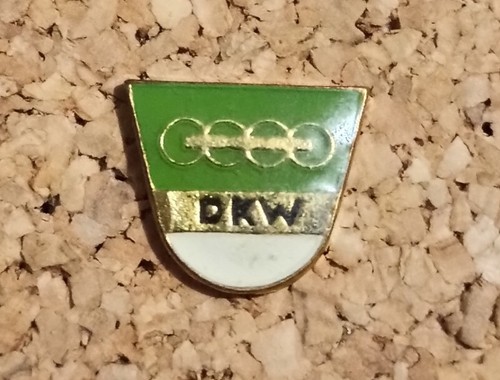 BEAU PIN'S VOITURE 4 CV RENAULT AUBERGE JOUVE