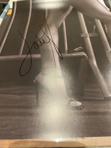 Tate McRae Signed - So Close To What Exclusive Vinyl LP + Signed Poster - Picture 4 of 11