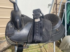 Sella per cavallo da corsa western in pelle di prima qualità per adulti, con testiera in pelle abbinata, pettorale, redini e cinghia posteriore, taglia da 14 a 18 - Italia