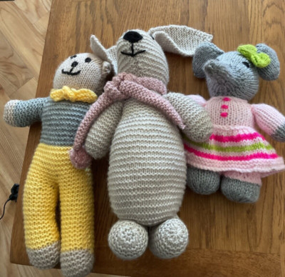 3 handgestrickte Puppen Stofftiere Konvolut Elefant, Hase und Bär Handarbeit