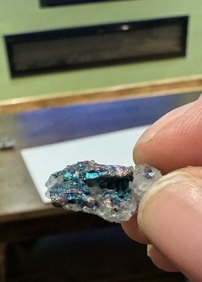 RAR Pfauenerz auf Quarz Chalkopyrit Bornit blau grün 100% Kristall Mineral