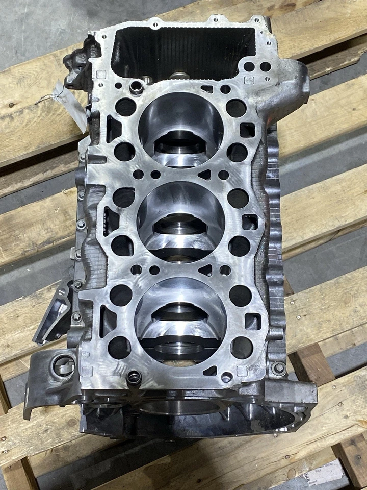 2010 Porsche 911 ,997 Carrera 4S 3.8L MA101 Engine Crankcase Block OEM Damaged ￼ - Image 4 of 4