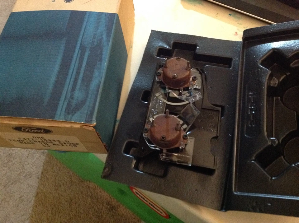 Ford Bronco II 1990 OEM NUEVO CON TACÓMETRO TEMPERATURA E INDICADOR DE TABLERO DE VOLTIOS Foto 2 de 3