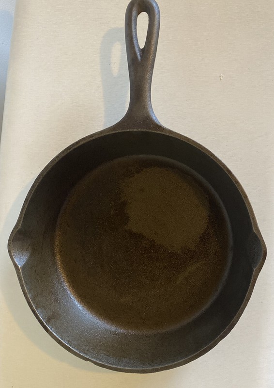 Vintage Cast Iron Lodge Skillet  Unmarked # 5 (8") with 3 Notch Heat Ring