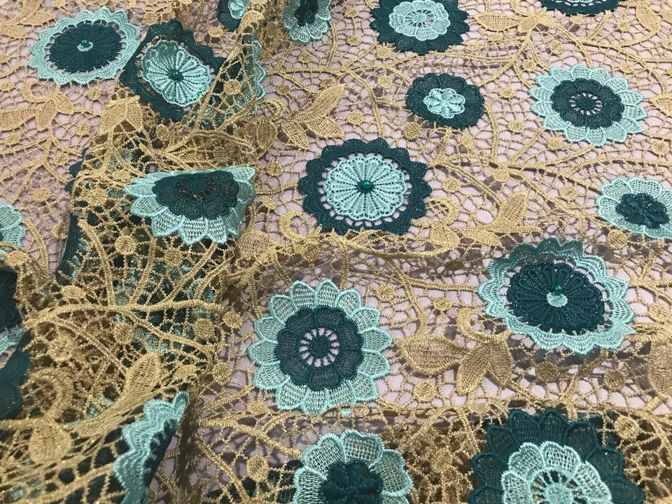 Tela de encaje nupcial bordada verde azulado espuma de mar dorado 50" ancho vendido por yarda Foto 4 de 4