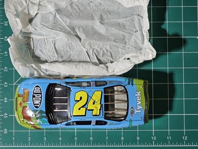 Jeff Gordon #24 DuPont Looney Tunes Rematch 2002 Elite 1 of 6000 SN 0878