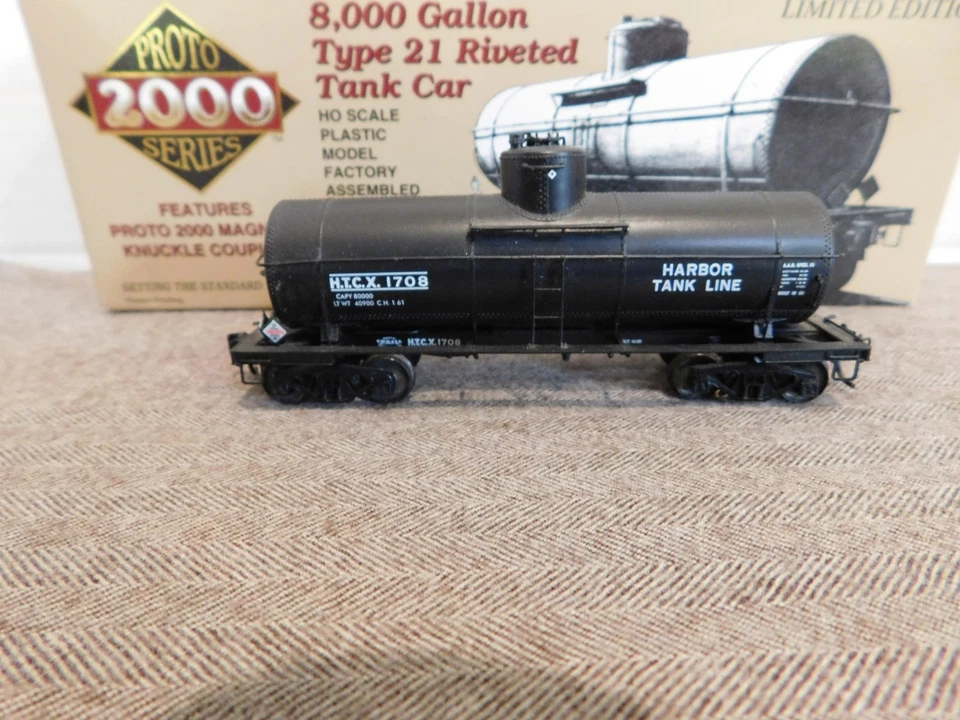 Proto 2000 Series HO 8000 Gallon Type 21 Riveted Tank Car - Image 2 of 4