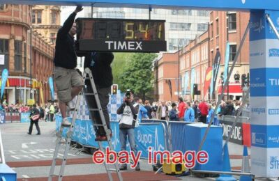 FOTO MANCHESTER LAST MINUTE ANPASSUNGEN DER OFFIZIELLEN UHR AN DER KREUZUNG