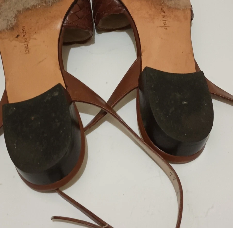 Sandalias para mujer Salvatore Ferragamo de charol negro. Talla 7 3A. Foto 3 de 4