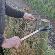 Fence Repair Tool for Wire Tensioning and Installation with 42cm Length