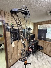 Mathews Lift 33 RH Earth / bottomland, new strings / cams excellent 29.5” 70#