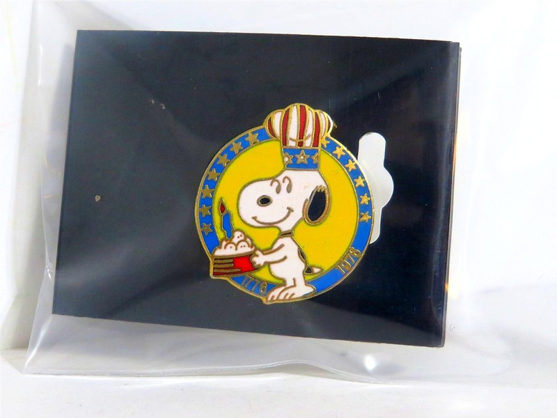 SNOOPY PEANUTS CHARLIE BROWN VINTAGE AVIVA BICENTENNIAL COLLECTION PIN 1976