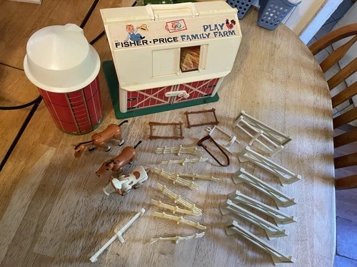 Vintage 1967 Fisher Price Family Play Farm #915 barn Silo and Accessories