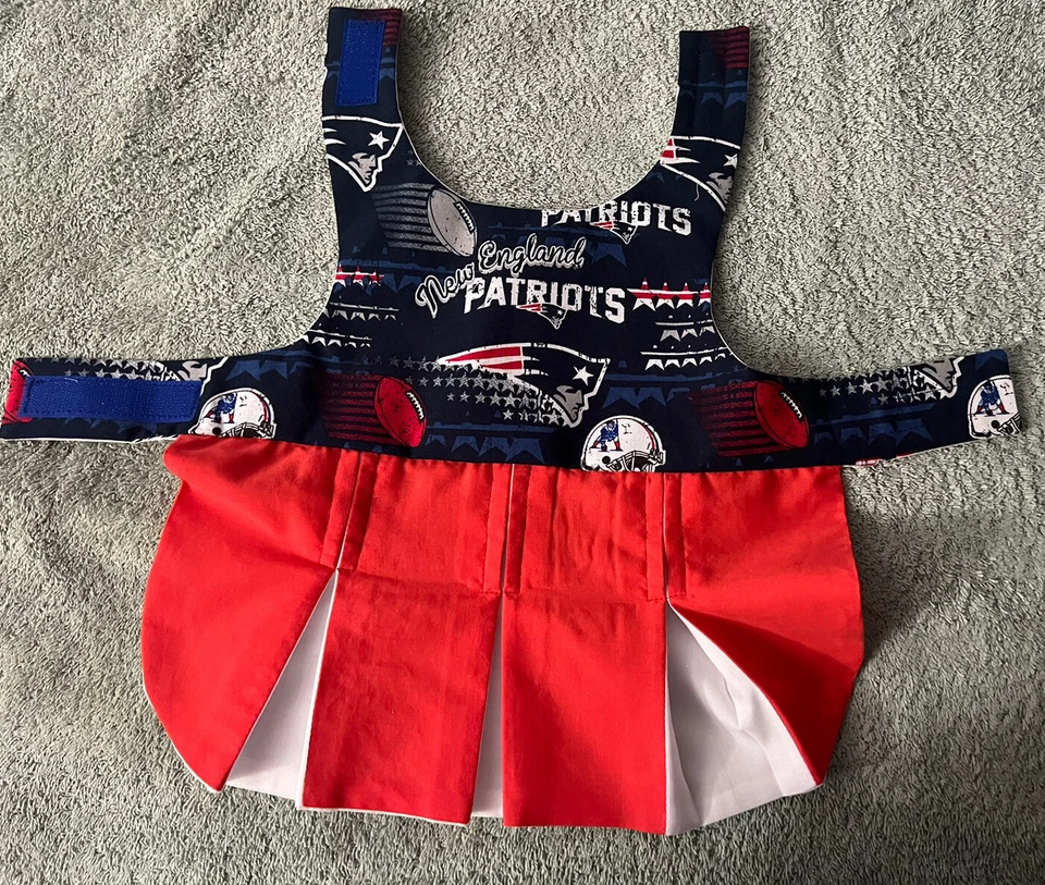 Vestido de animadora de los New England Patriots de la NFL para perro pequeño Foto 3 de 4