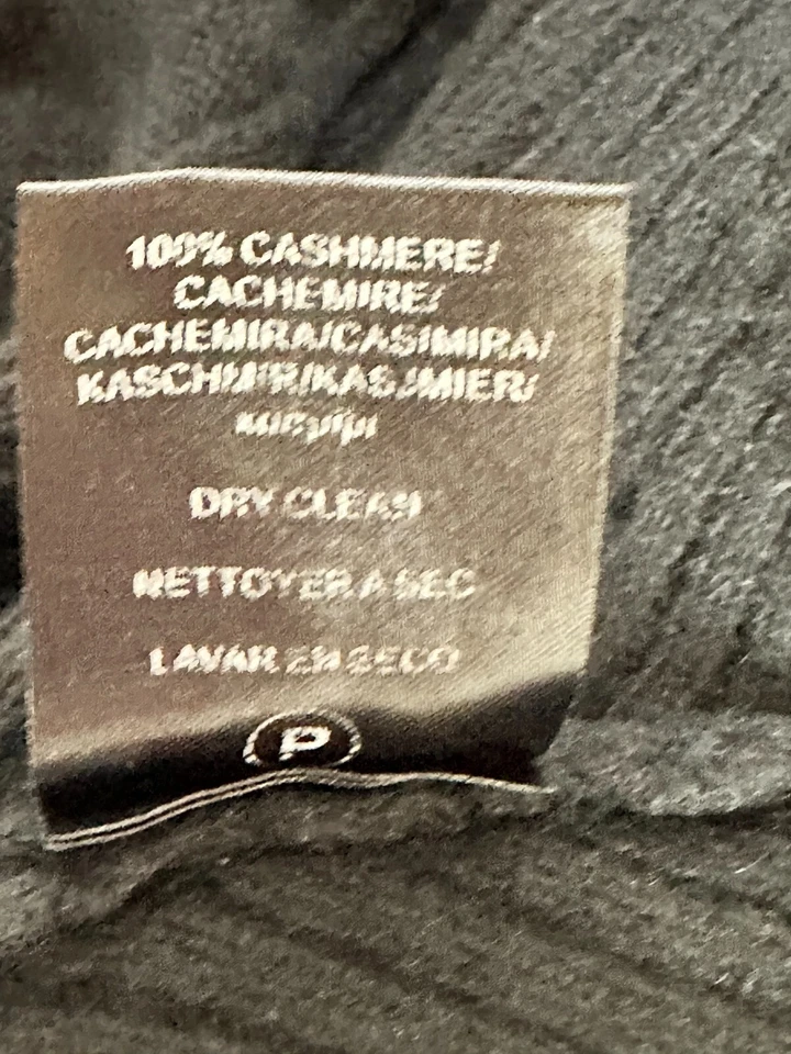 Suéter de terciopelo de cachemir cuello alto negro talla mediana Foto 3 de 4