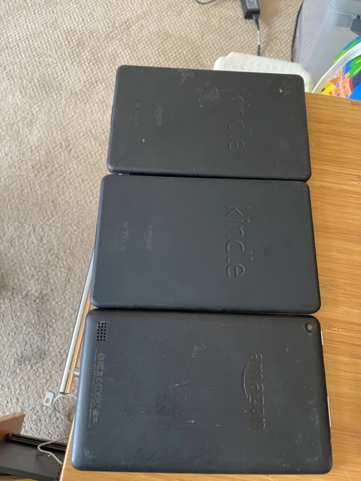 LOT OF 3 Amazon Fire (5th Generation) 8GB, Wi-Fi, 7in and 2 kindle - Image 3 of 4