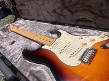 Poids 3,2 kg Fender AM PRO Stratocaster MN3TS