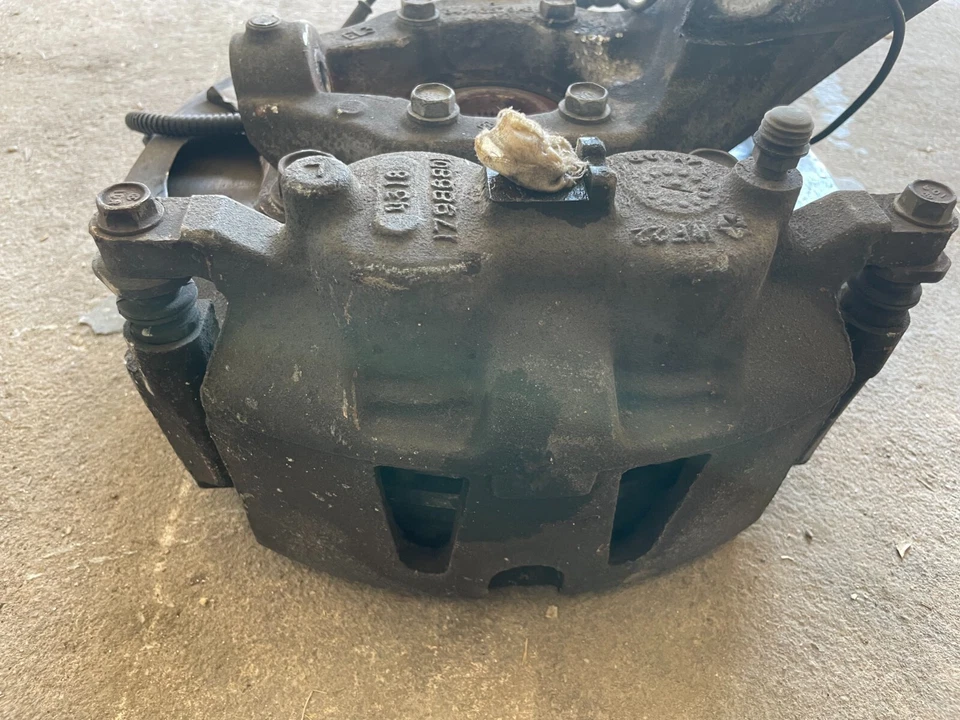 Dodge Grand Caravan 2013-2017 pinza de freno delantera izquierda y buje de nudillo de husillo OEM Foto 2 de 4