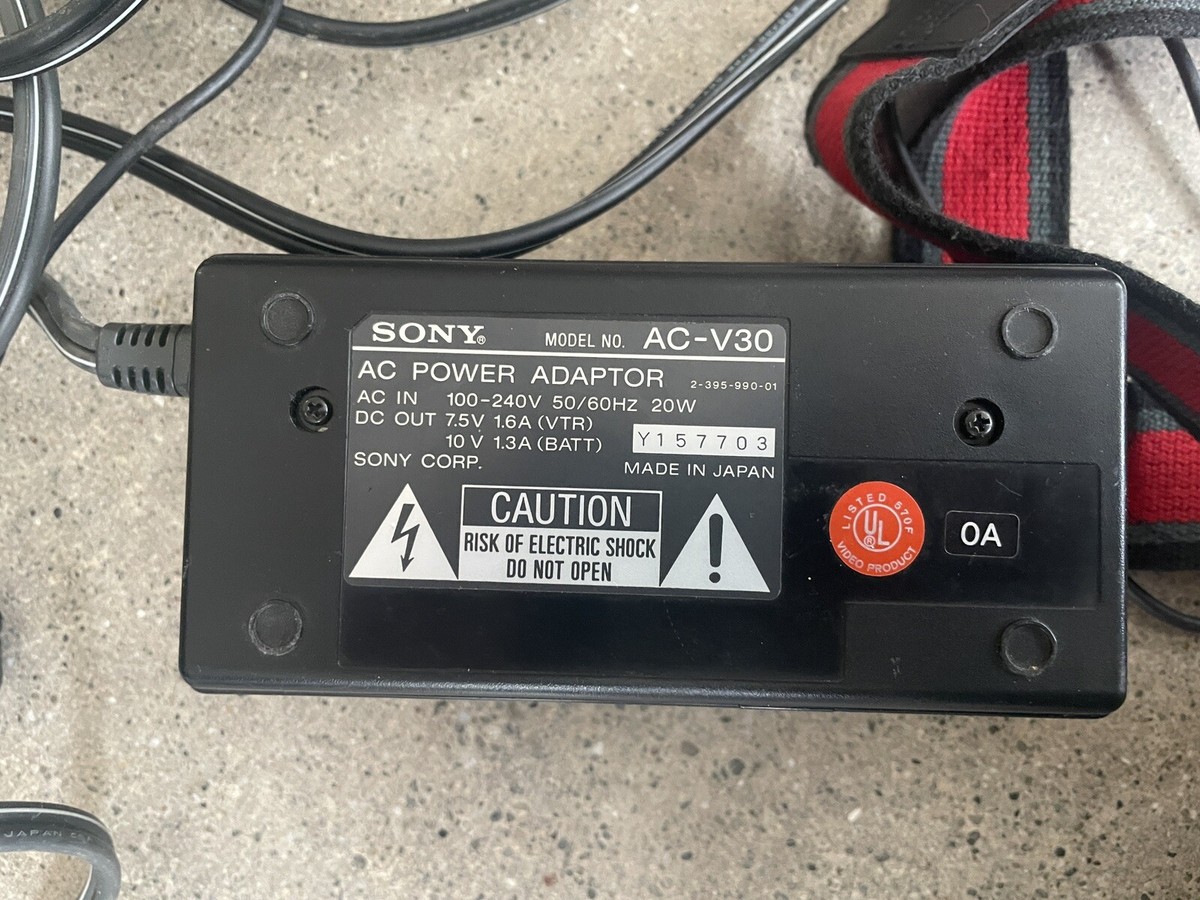 SONY Handycam Video Camera Recorder CCD-TR5 w/ AC V30 Power