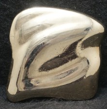 XC29154 VINTAGE 1970s  ABSTRACT ARTWORK  UNISEX FASHION GOLDTONE BELT BUCKLE