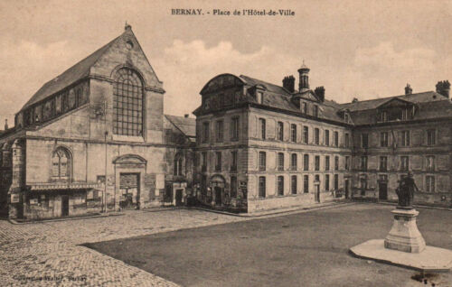 CPA 27 - BERNAY (Eure) - Place de l'Hôtel de Ville - Photo 1/2