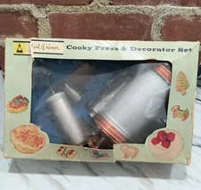 VINTAGE 19 PIECE COOKIE PRESS MAID OF HONOR SEARS COOKIE CUTTER BOX DECORATOR 