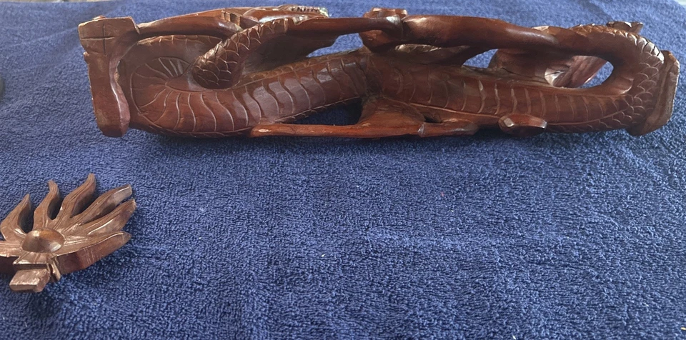 Soporte de dragón tallado chino de principios del siglo XX en palo de rosa con inserciones de vidrio USADO Foto 3 de 4