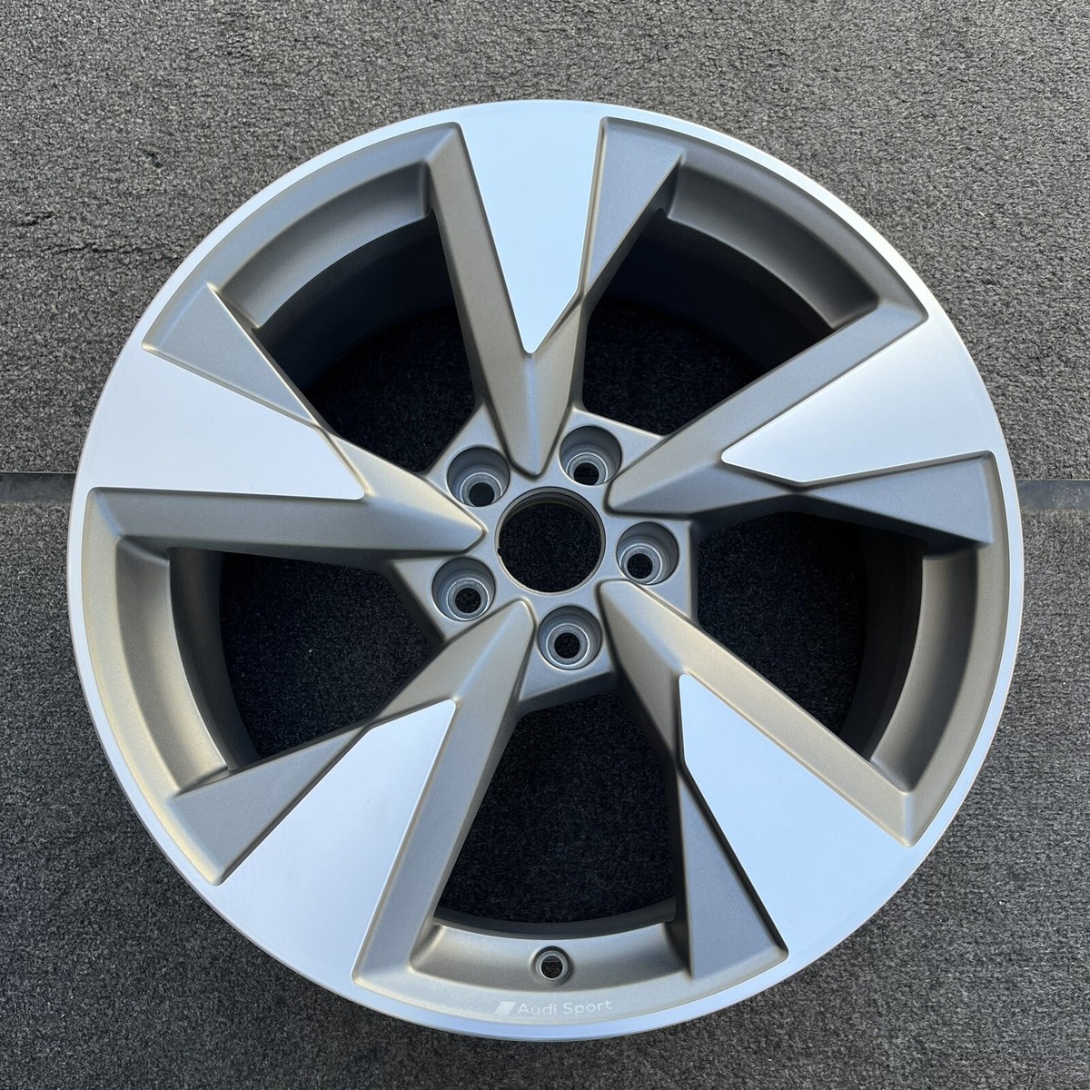 SINGLE 19 INCH WHEEL/RIM AUDI Q5 2022-2023 GREY MACHINED OEM