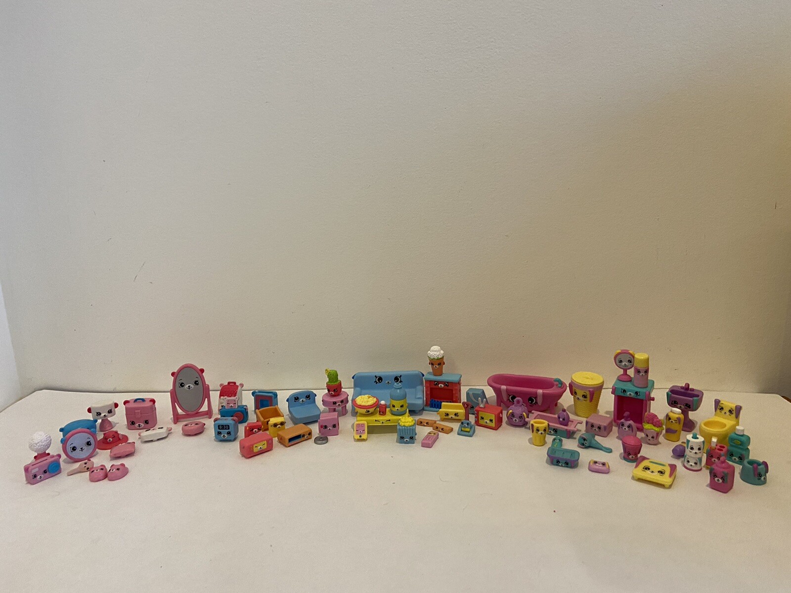 Huge Shopkins HAPPY PLACES Playset Items Lot -Bedroom Living