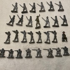 LOT OF 29 VINTAGE LEAD SOLDIERS MILITARY ARMY MEN