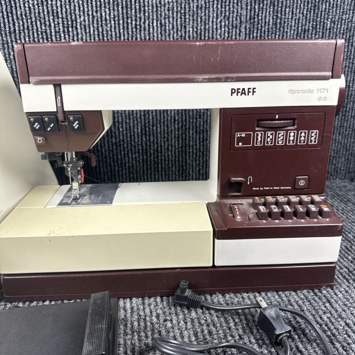 PFAFF Tiptronic 1171 Sewing Machine w/case, pedal, power cable