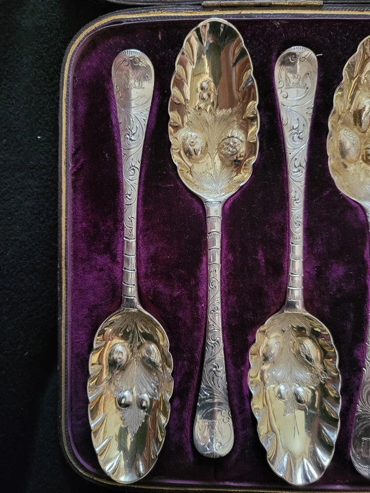 Juego de cuchara y cizalla de uva georgiana inglesa de plata de ley Foto 2 de 4