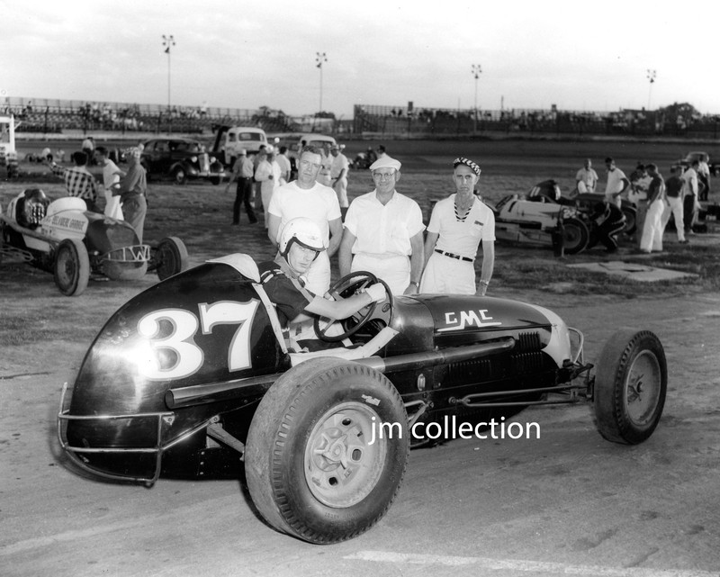 GREAT RACING PHOTO OF SPRINT CAR STAR JOHNNY WHITE 1957!