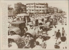 1971 Press Photo Street Scene Traffic Dhaka Bangladesh