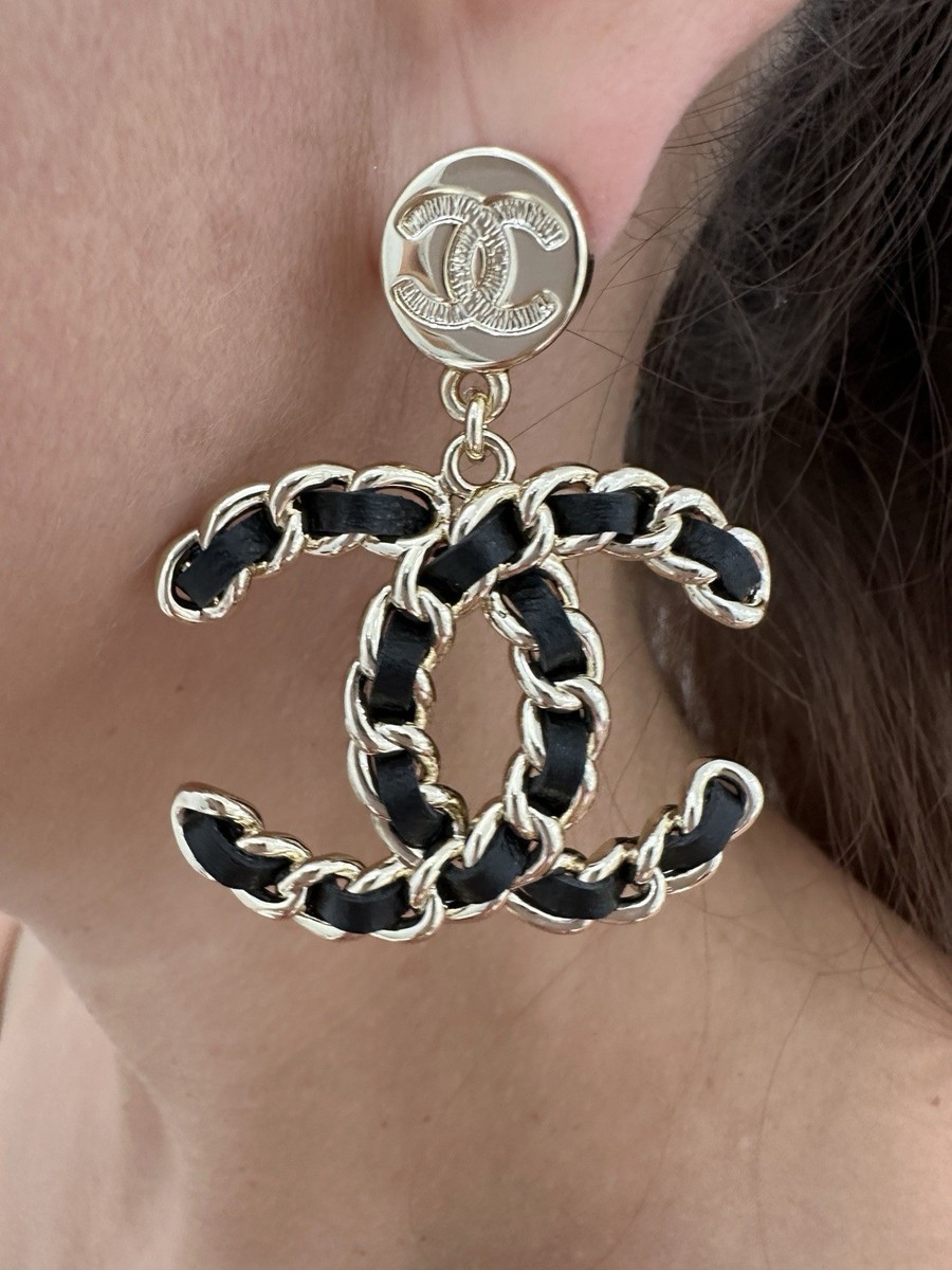 CHANEL 25C ロゴピアス 2025C CHANEL BIG GOLD CC LOGO BLACK LEATHER INTERWOVEN STUD DANGLE