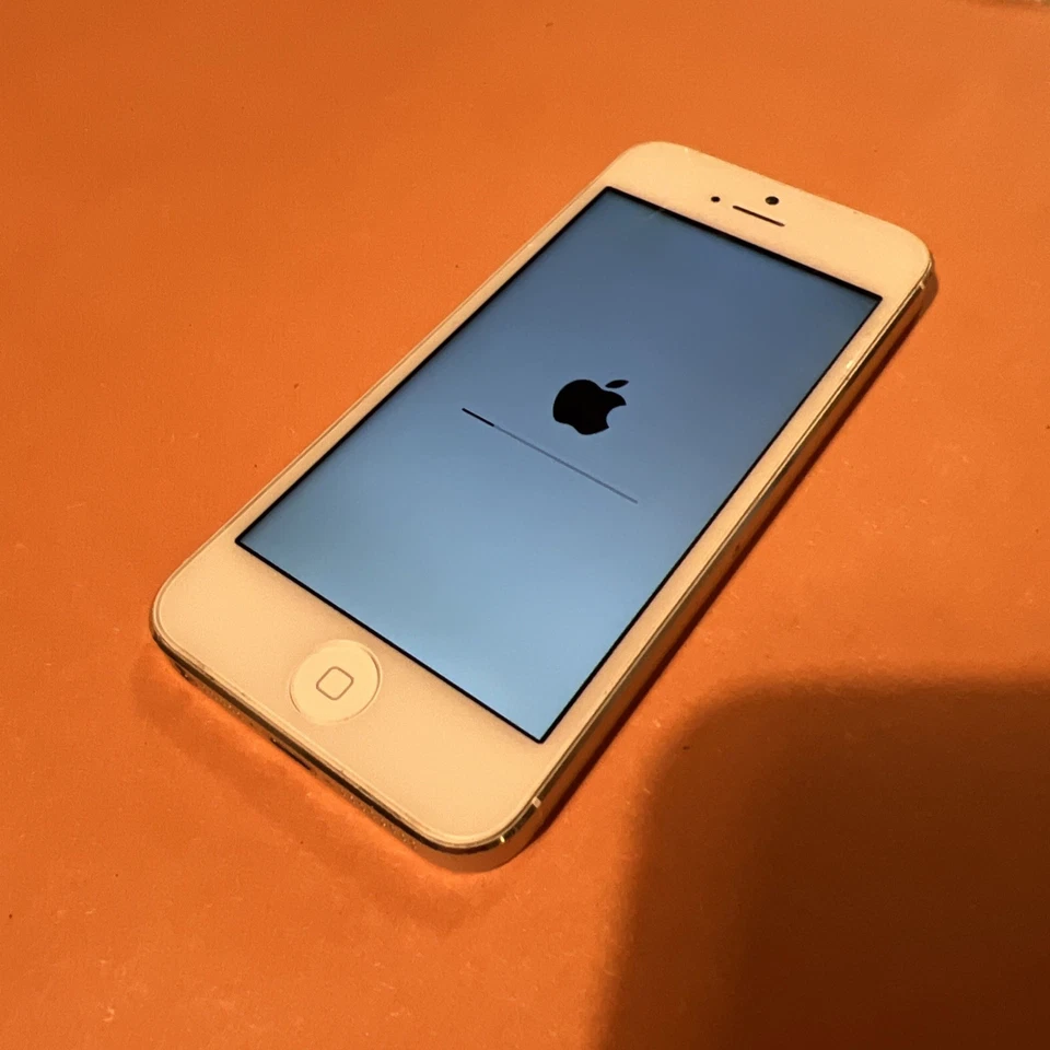 APPLE IPHONE 5 (SILVER, 16 GB) LOCKED TO VODAPHONE, 76% BATTERY LIFE - Image 3 of 4