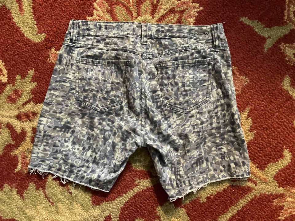 Pantalones cortos de jean Cabi Denim desgastados talla 4  Foto 3 de 4