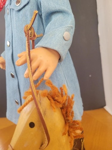 Vestido de Vaquera Western Denim + Bandana, Botas y Palo Pony - se adapta a Chatty Cathy - Imagen 5 de 7