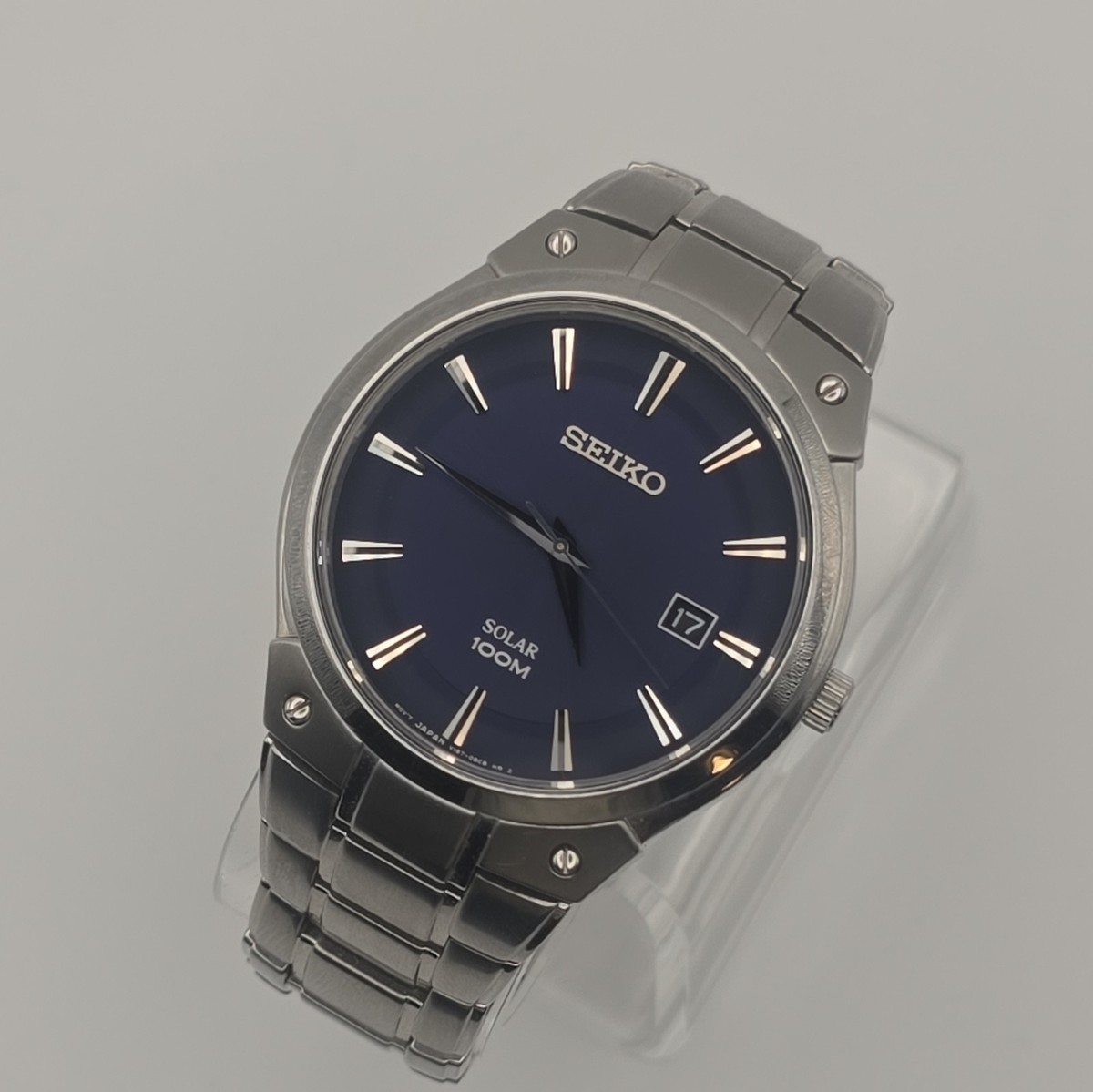 Seiko Solar Watch Men 41mm Silver Tone Dark Blue Dial Date V157